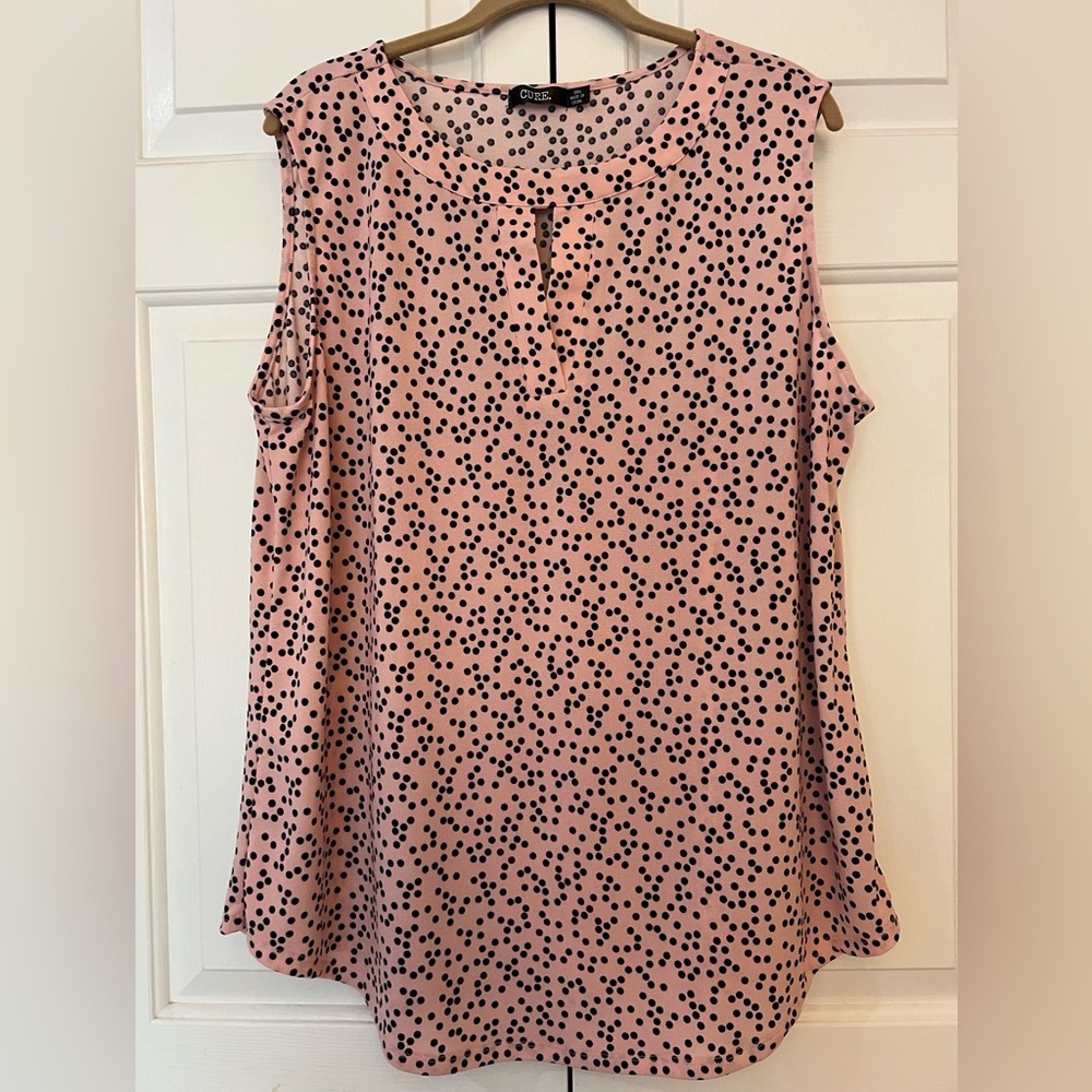 CURE Polka Dot Sleeveless Blouse - Blush Pink and Black
EUC
Size 3X